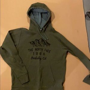 Men’s north face hoodie medium